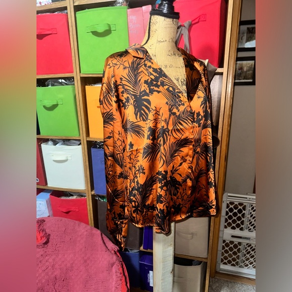 🧡🖤 FUTURE COLLECTION SILK BUTTON UP - Picture 4 of 11